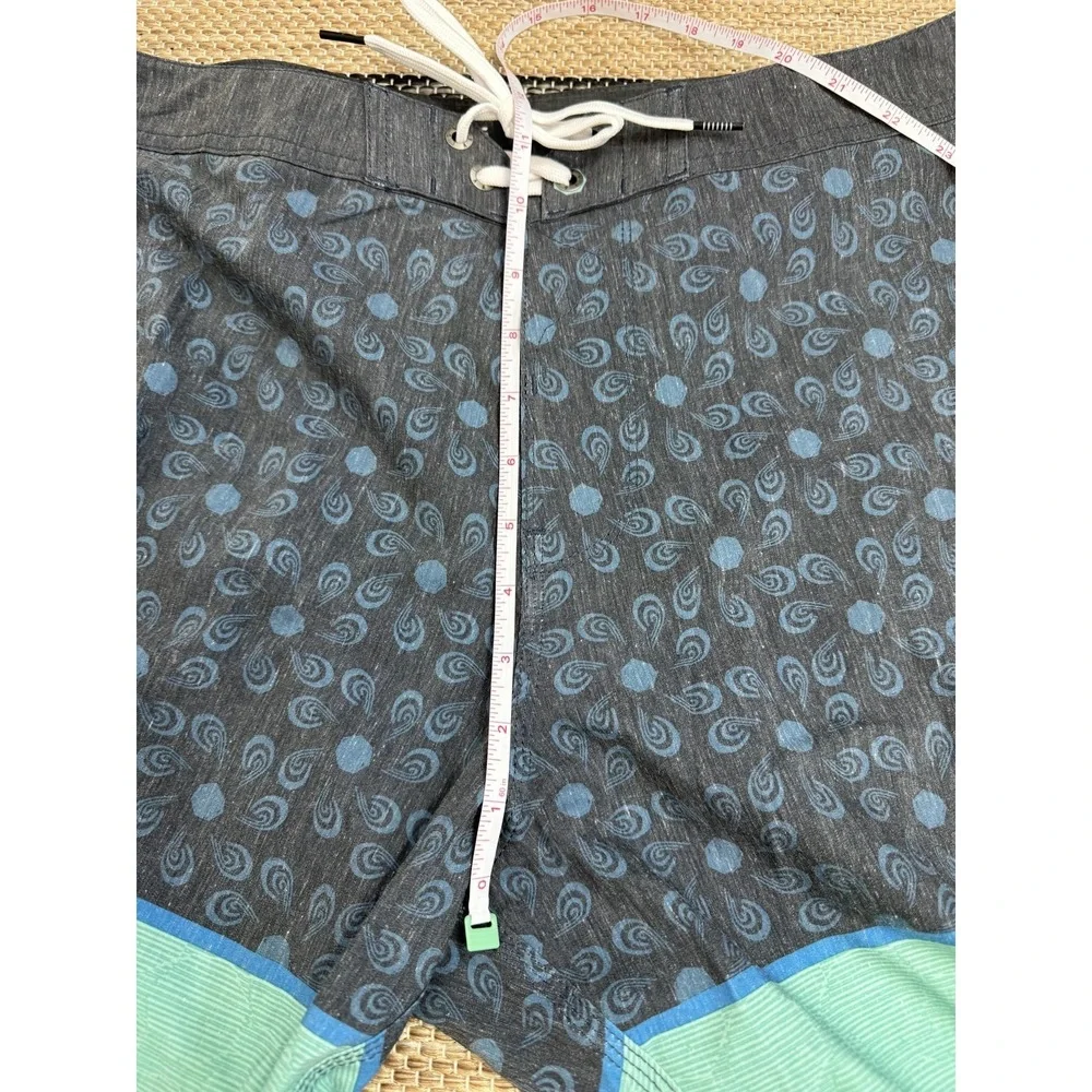 Vissla Surfrider 20 Board Shorts Mens 34 Blue Paisley Surf Beach Trunks Vacation